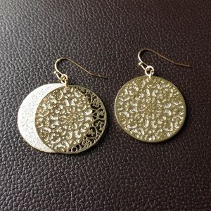 Bright gold tone and glitter earrings EUC.